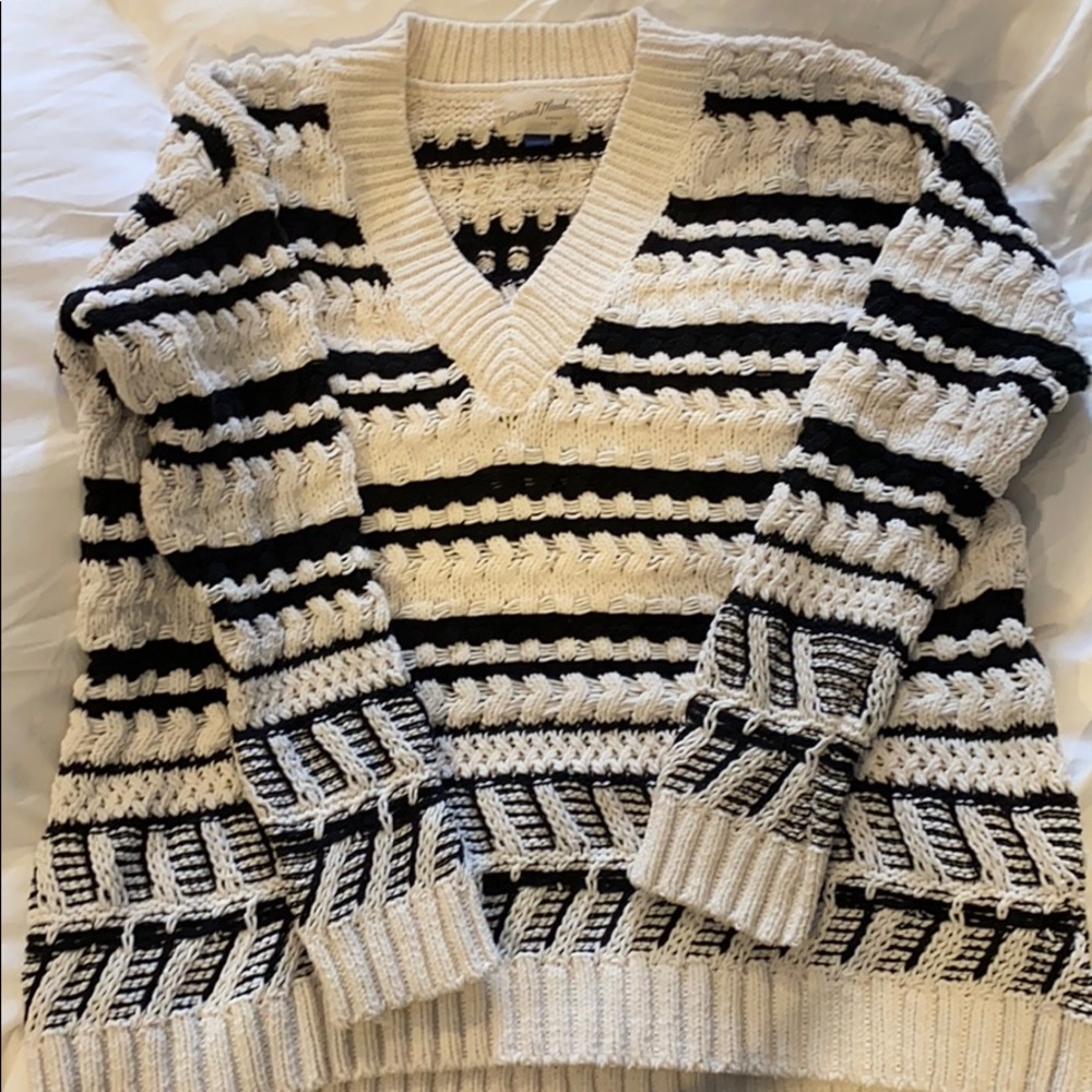 Universal Thread White and Black Print Sweater